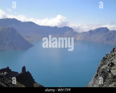 Vista del Changbaishan Tianchi, o il lago celeste, a Changbai Mountain Riserva Naturale nella contea di Yanbian, nordest Chinas provincia di Jilin, 8 settembre Foto Stock