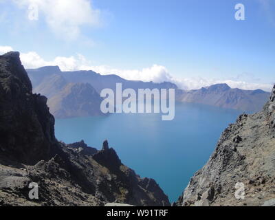 Vista del Changbaishan Tianchi, o il lago celeste, a Changbai Mountain Riserva Naturale nella contea di Yanbian, nordest Chinas provincia di Jilin, 8 settembre Foto Stock