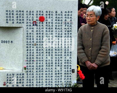 --FILE--persone visitano le tombe dei donatori del corpo durante il Festival Qingming, o tomba giorno di spazzamento, presso il cimitero di Fu Zhou Yuan Gruppo a Shanghai in Cina, Foto Stock