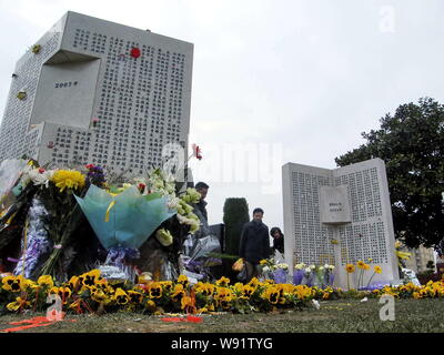 --FILE--persone visitano le tombe dei donatori del corpo durante il Festival Qingming, o tomba giorno di spazzamento, presso il cimitero di Fu Zhou Yuan Gruppo a Shanghai in Cina, Foto Stock