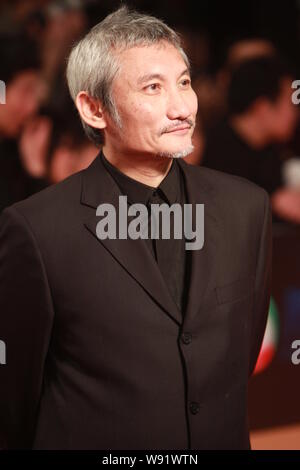 Hong Kong director Hark Tsui pone come egli arriva al sedicesimo Shanghai International Film Festival (stampanti SIFF) in Cina a Shanghai, 15 giugno 2013. Foto Stock