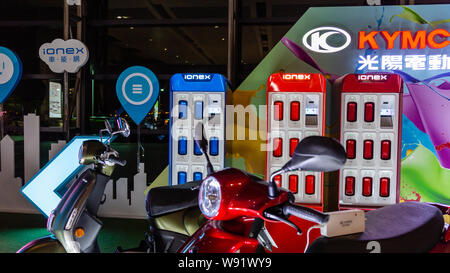 Taichung, Taiwan - 4 Agosto 2019: Kymco IoneX alimentato a batteria scooter elettrico display con batterie e stazioni di ricarica. L'energia alternativa conce Foto Stock