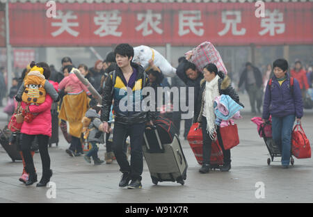 Il cinese ai passeggeri di trasportare o tirando i bagagli sul loro modo torna per la festa di primavera o il nuovo anno cinese lasciare il Fuyang stazione ferroviaria in Foto Stock