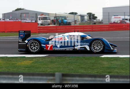 David Porter alla guida di una 2007, Peugeot 908 HDi FAP, durante la sessione di qualifiche della Aston Martin per il Trofeo Endurance Masters leggende. Foto Stock