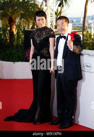 Regista cinese Jia Zhangke, destra, pone con la sua attrice moglie Zhao codolo dopo aver vinto per la miglior sceneggiatura award al photocall per i vincitori Foto Stock