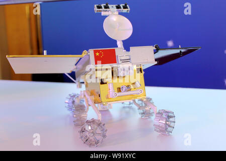 Un modello di porcellane prima luna rover è visualizzato in una conferenza stampa per rover a Pechino in Cina, 25 settembre 2013. Gli scienziati cinesi unveile Foto Stock