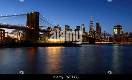Il Ponte di Brooklyn a notte Foto Stock