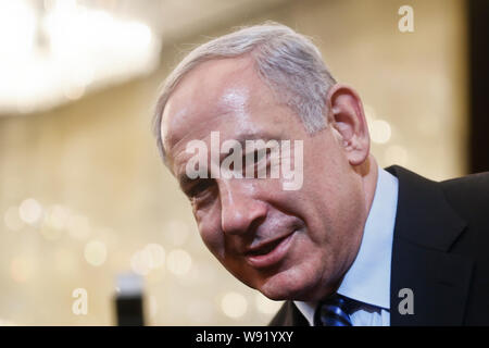 Israele il Primo ministro Benjamin Netanyahu sorrisi a Shanghai rifugiati ebrei museo durante la sua visita a Shanghai, 7 maggio 2013. Israele primo ministe Foto Stock