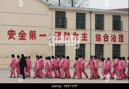 --FILE--cinese di un funzionario di polizia accompagnatrici detenuti presso una femmina di campo di lavoro nella città di Jurong, est Chinas provincia dello Jiangsu, 6 marzo 2008. Meng Jianzhu, WH Foto Stock