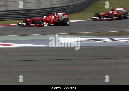 Spagnolo di F1 driver Fernando Alonso della Ferrari, sinistro e il suo compagno di squadra brasiliano Felipe Massa competere durante il 2013 Formula Uno cinese Grand Prix al Foto Stock