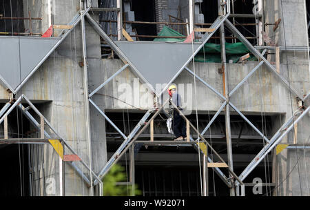 Un lavoratore cinese saldature la struttura in acciaio sulla facciata del sette-star hotel Wanda regnare Wuhan, in costruzione nella città di Wuhan, porcellane centrale Foto Stock