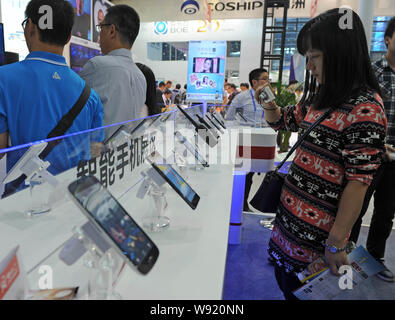 Un visitatore prende le foto dei nuovi smartphone durante la XV China Hi-tech Fair (CHTF) a Shenzhen, sud Chinas nella provincia di Guangdong, 17 novembre 2013. Foto Stock