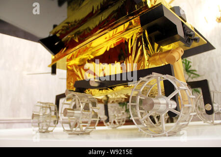 Un modello di porcellane prima luna rover è visualizzato in una conferenza stampa per rover a Pechino in Cina, 25 settembre 2013. Gli scienziati cinesi unveile Foto Stock