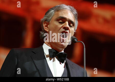 Classico italiano cantante Andrea Bocelli compie durante il suo concerto a Shanghai in Cina, 30 aprile 2013. Foto Stock