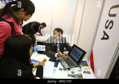 --FILE--un consulente per l'educazione dell'università di Stato di New York a New Paltz introduce la scuola a visiotrs durante il China International Educ Foto Stock