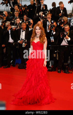 Attrice australiana Isla Fisher pone sul tappeto rosso come lei arriva per la cerimonia di apertura della 66° Festival Internazionale del Cinema di Cannes e la Foto Stock