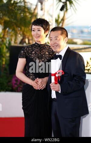 Regista cinese Jia Zhangke, destra, pone con la sua attrice moglie Zhao codolo dopo aver vinto per la miglior sceneggiatura award al photocall per i vincitori Foto Stock