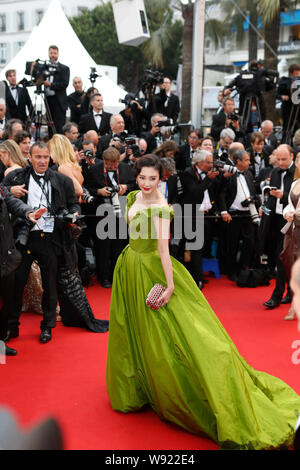 Attrice cinese Zhang Yuqi, anteriore, pone sul tappeto rosso come lei arriva per la cerimonia di apertura della 66° Festival Internazionale del Cinema di Cannes e Foto Stock