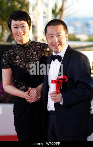 Regista cinese Jia Zhangke, destra, pone con la sua attrice moglie Zhao codolo dopo aver vinto per la miglior sceneggiatura award al photocall per i vincitori Foto Stock