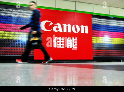 --FILE--A passeggiate a piedi passato un annuncio di Canon in Cina a Shanghai, 5 aprile 2012. Canon Inc detto il Mercoledì (30 gennaio 2013), che il suo Foto Stock
