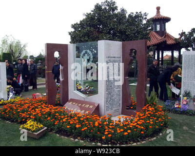 --FILE--persone visitano le tombe dei donatori del corpo durante il Festival Qingming, o tomba giorno di spazzamento, presso il cimitero di Fu Zhou Yuan Gruppo a Shanghai in Cina, Foto Stock