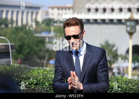 Attore inglese Tom Hiddleston pone durante un photocall per promuovere il suo nuovo film, Thor: il mondo oscuro, nella parte anteriore del porta Zhengyang a Pechino in Cina, 11 Foto Stock