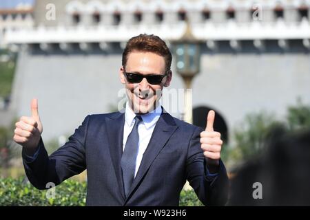 Attore inglese Tom Hiddleston pone durante un photocall per promuovere il suo nuovo film, Thor: il mondo oscuro, nella parte anteriore del porta Zhengyang a Pechino in Cina, 11 Foto Stock