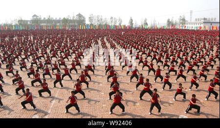 Gli studenti della scuola di Tagou esecuzione di arti marziali durante un kung fu le prestazioni nei pressi del tempio di Shaolin nella città di Dengfeng, central Chinas Henan provin Foto Stock