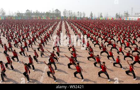 Gli studenti della scuola di Tagou esecuzione di arti marziali durante un kung fu le prestazioni nei pressi del tempio di Shaolin nella città di Dengfeng, central Chinas Henan provin Foto Stock