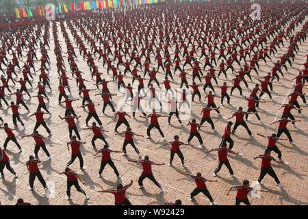 Gli studenti della scuola di Tagou esecuzione di arti marziali durante un kung fu le prestazioni nei pressi del tempio di Shaolin nella città di Dengfeng, central Chinas Henan provin Foto Stock