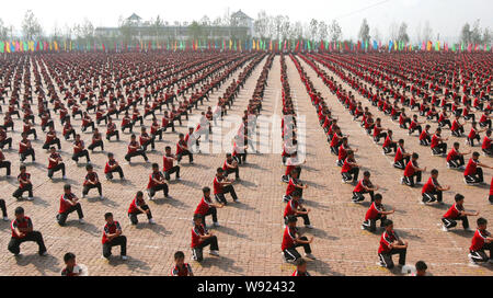 Gli studenti della scuola di Tagou esecuzione di arti marziali durante un kung fu le prestazioni nei pressi del tempio di Shaolin nella città di Dengfeng, central Chinas Henan provin Foto Stock