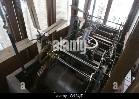 --FILE--dettagli del clock sono raffigurati sul tetto della casa doganale sul Bund in Cina a Shanghai, 31 ottobre 2012. Il Customs House è Foto Stock