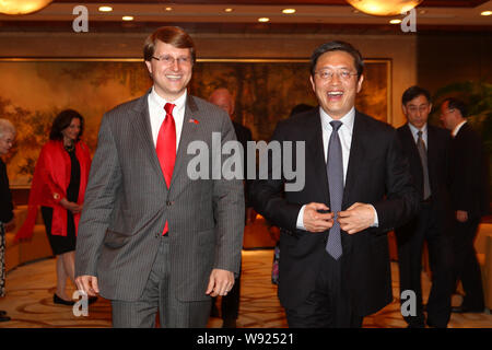 Christopher Nixon Cox (anteriore sinistro), nipote dell'ex presidente statunitense Richard Nixon e Shanghai Executive Vice Sindaco Tu Guangshao (anteriore destro) sorriso Foto Stock