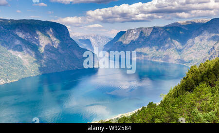 Vista dal punto di vista su Stegastein Aurlandsfjord in Aurland lungo la nazionale percorso panoramico Aurlandsfjellet tra Aurland e Laerdal in Norvegia Foto Stock