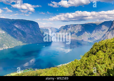 Vista dal punto di vista su Stegastein Aurlandsfjord in Aurland lungo la nazionale percorso panoramico Aurlandsfjellet tra Aurland e Laerdal in Norvegia Foto Stock