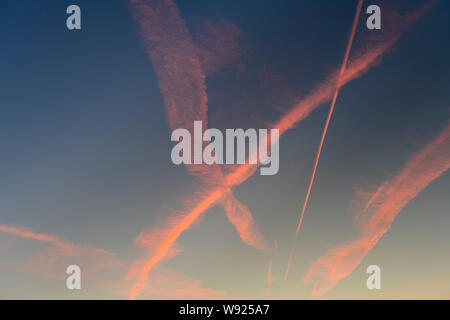 Contrails, la mattina presto, Highgate, Londra, Gran Bretagna. Foto Stock