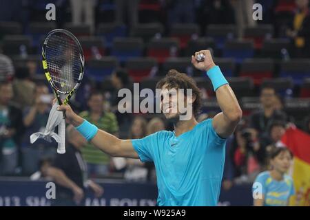Rafael Nadal di Spagna celebra dopo aver sconfitto Stanislas Wawrinka della Svizzera nei loro mens singles quarterfinal match di Shanghai montante di Rolex Foto Stock