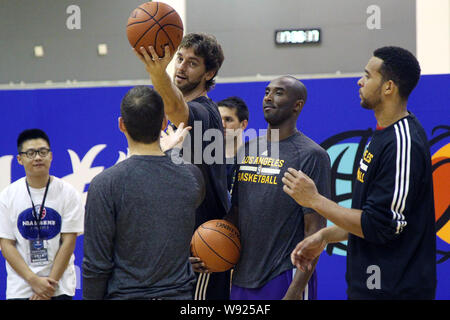 Kobe Bryant, seconda a destra e Pau Gasol, centro e altri compagni di squadra di Los Angeles Lakers frequentare le cure NBA Basketball Clinic per Olimpici Speciali Foto Stock