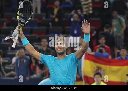 Rafael Nadal di Spagna celebra dopo aver sconfitto Stanislas Wawrinka della Svizzera nei loro mens singles quarterfinal match di Shanghai montante di Rolex Foto Stock
