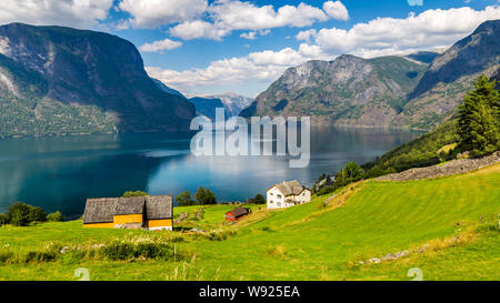 Vista dal punto di vista su Stegastein Aurlandsfjord in Aurland lungo la nazionale percorso panoramico Aurlandsfjellet tra Aurland e Laerdal in Norvegia Foto Stock