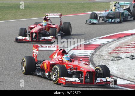 (Dalla parte anteriore) spagnolo F1 driver Fernando Alonso della Ferrari, il suo compagno di squadra brasiliano Felipe Massa e British F1 driver Lewis Hamilton di Mercedes compet Foto Stock