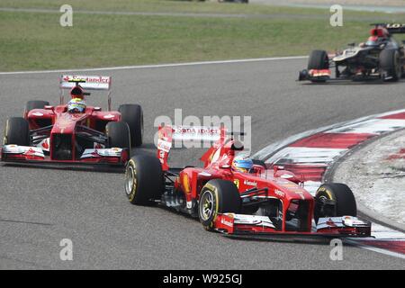 Spagnolo di F1 driver Fernando Alonso della Ferrari, destro e il suo compagno di squadra brasiliano Felipe Massa, sinistra, competere durante il 2013 Formula Uno cinese Grand Foto Stock