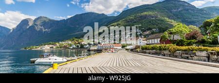 Villaggio Aurlandsvangen presso la costa di Aurlandsfjord, branche del Sognefjord e punto di partenza della nazionale di percorso panoramico Aurlandsfjellet Foto Stock