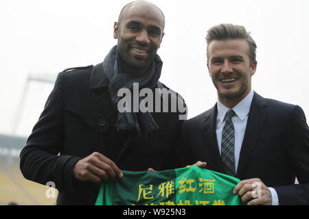 Inglese soccer superstar David Beckham, a destra pone con calciatore francese Frederic Kanoute di porcellane Pechino Guoan Football Club come Beckham è presente Foto Stock