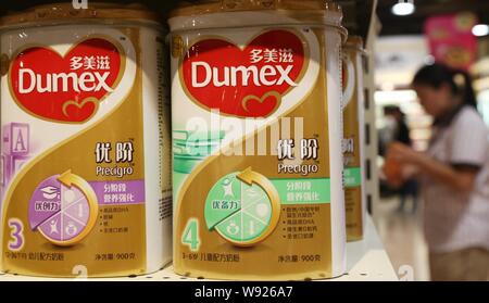 --FILE--barattoli di Dumex baby formula di Danone sono esposti per la vendita ad un supermercato in Xuchang, porcellane centrale provincia di Henan, 12 settembre 2013. 0 Foto Stock