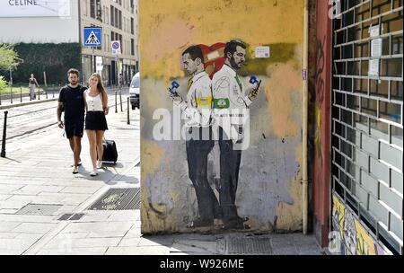 Porta Ticinese, il design dei TV ragazzo con Luigi Di Maio e Matteo Salvini con alle loro spalle e tenendo premuto il loro telefono cellulare (Duilio Piaggesi/fotogramma, Milano - 2019-08-12) p.s. la foto e' utilizzabile nel rispetto del contesto in cui e' stata scattata, e senza intento diffamatorio del decoro delle persone rappresentate Foto Stock