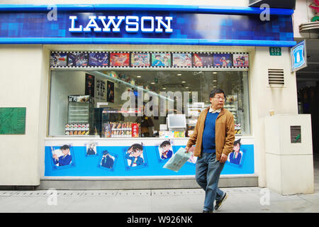 --FILE--A passeggiate a piedi passato un Detective Conan-tema convenience store gestito da Lawson in Cina a Shanghai, 28 novembre 2012. Lawson, il giapponese Foto Stock