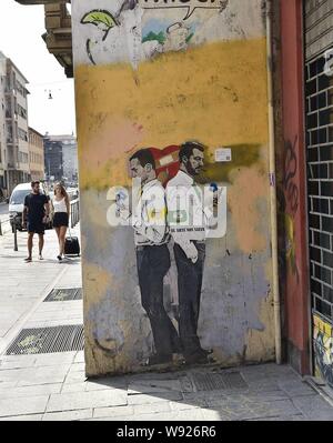 Porta Ticinese, il design dei TV ragazzo con Luigi Di Maio e Matteo Salvini con alle loro spalle e tenendo premuto il loro telefono cellulare (Duilio Piaggesi/fotogramma, Milano - 2019-08-12) p.s. la foto e' utilizzabile nel rispetto del contesto in cui e' stata scattata, e senza intento diffamatorio del decoro delle persone rappresentate Foto Stock