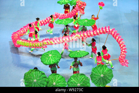 Collegio cinese gli studenti svolgono dragon dance durante la finale del 6 Federazione delle Università dello Sport della Cina Loong-Liondance Branca in Nanjing East Foto Stock