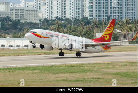 --FILE--un Boeing 737 piano di getto di Hainan Airlines decolla presso l'Aeroporto Internazionale di Sanya Phoenix di Sanya, sud Chinas Hainan provincia, 29 Apri Foto Stock